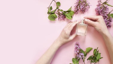 Kadın elleri parfüm, çiçek, leylak