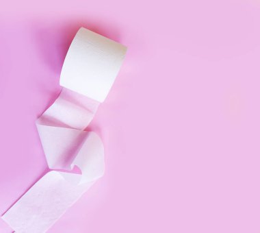 Renkli arka planda tuvalet kağıdı