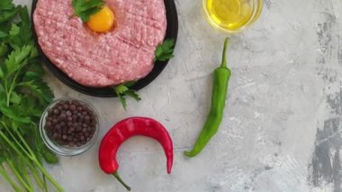 Beton bir arka planda kıymık