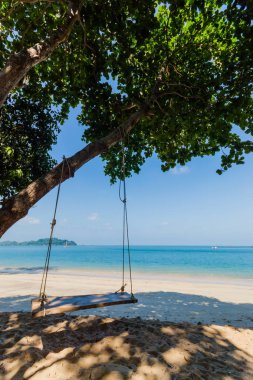 Ranong, Tayland, Koh Payam popüler turistik, deniz arka plan salıncak sandalye