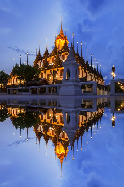 Tayland tapınak Ratchanadda popüler metalik Kale Görünümü alacakaranlık rengi gökyüzüne Bangkok seyahat