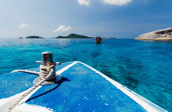Deniz Tachai Adası (Koh Ta Chai) popüler gezi deniz denizde teknede arka plan güzel görünüm gelin Tayland