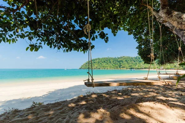 Ranong, Tayland, Koh Payam popüler turistik, deniz arka plan salıncak sandalye
