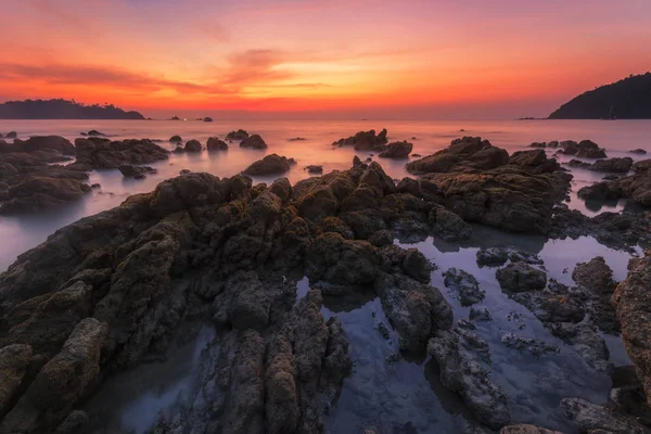 gün batımı deniz Koh Payam popüler turistik alacakaranlık rengi, arka plan ve Ranong, Tayland at arka plan bulanıklık