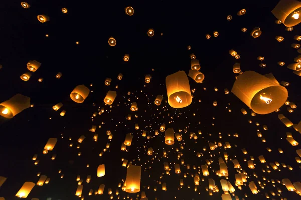 Fener Festival Loy Krathong Yi Peng Lanna Chiang Mai Tayland at yüzen