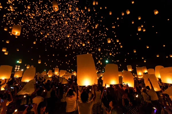 Fener Festival Loy Krathong Yi Peng Lanna Chiang Mai Tayland at yüzen
