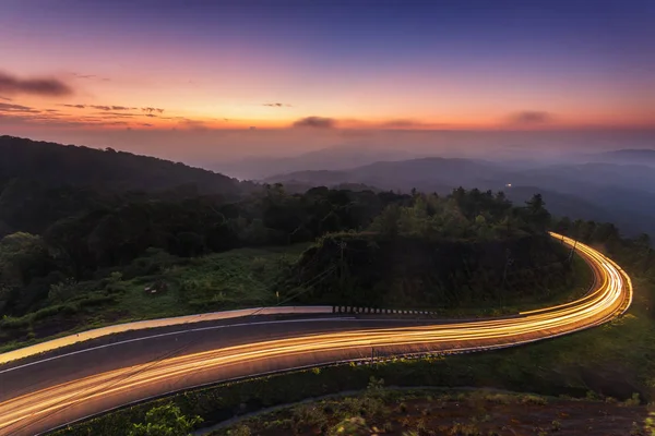 doğa gündoğumu arka plan şaşırtıcı eğri yol ve alacakaranlık uzun pozlama görünüm renk. Popüler gezi dağ Doi Inthanon yol km41 Chiang Mai province Tayland