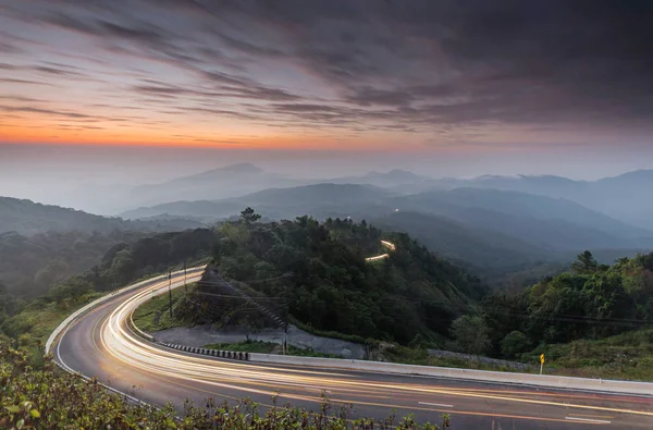 doğa gündoğumu arka plan şaşırtıcı eğri yol ve alacakaranlık uzun pozlama görünüm renk. Popüler gezi dağ Doi Inthanon yol km41 Chiang Mai province Tayland
