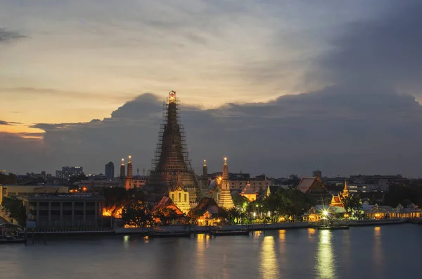 WAT Arun günbatımı gecede, Bangkok şehir, Tayland