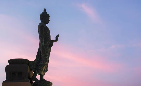 Buda heykeli arka plan günbatımı standında barış, Twilight renk güzel gökyüzüne phutthamonthon Tayland