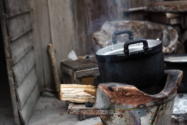 Eski pot pişirme kurum yakacak odun kullanarak siyah