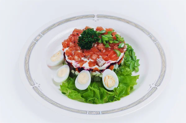 Beyaz tabakta et salatası