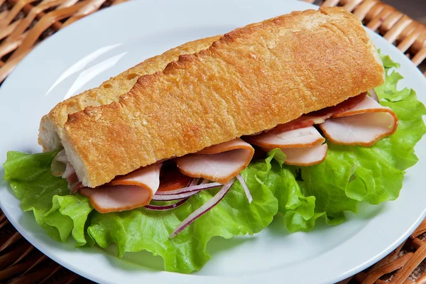  jambon, soğan ve domates ile sandviç