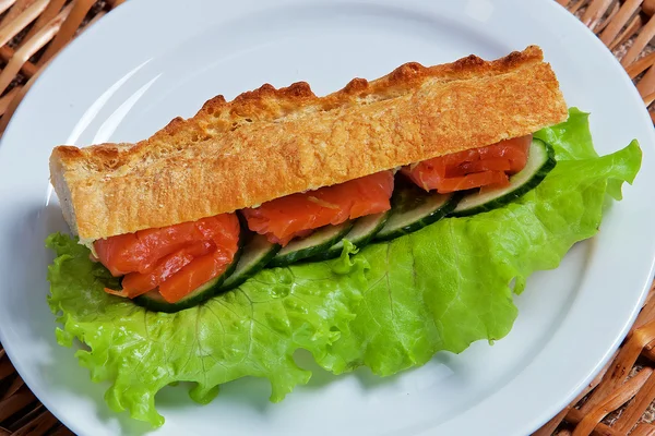 sandviç balık ve salatalık ile