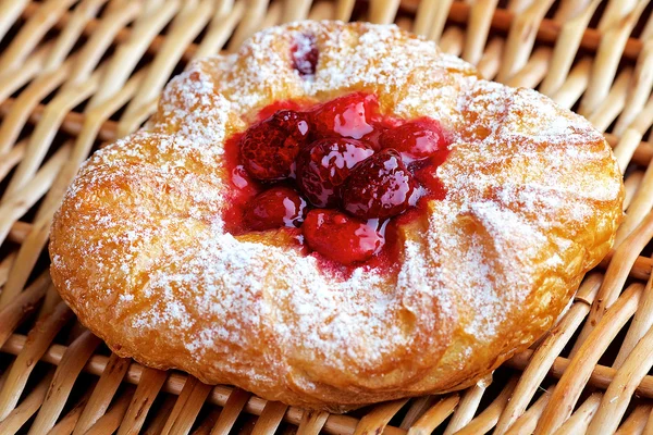 reçel ile tatlı çörek