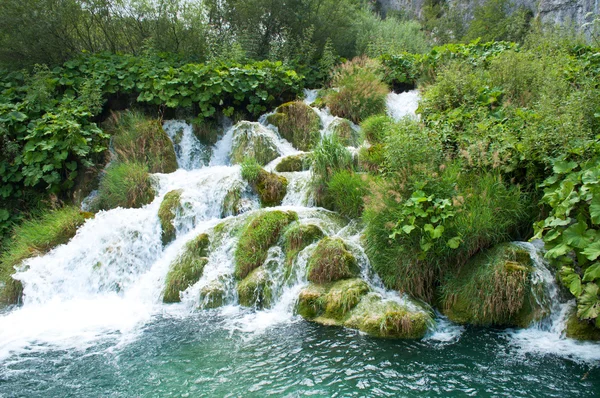 Cascade waterfall on the end of the Kaluderovac lake — Stockfoto