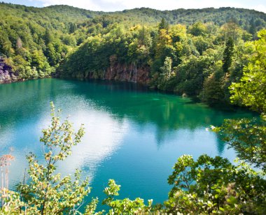 Şelale ve göl şeffaf zümrüt su ile
