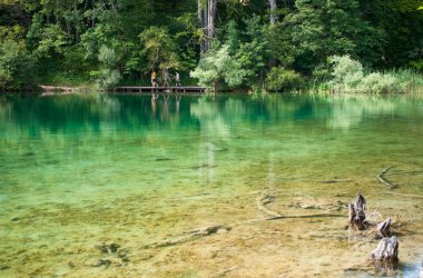 Turistler gölü arasında bir yürüyüş yol boyunca yürüyüş