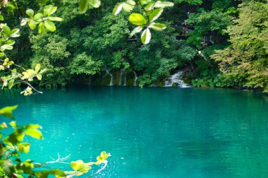 Art arda sıralı şelale ve göl turkuaz su ile