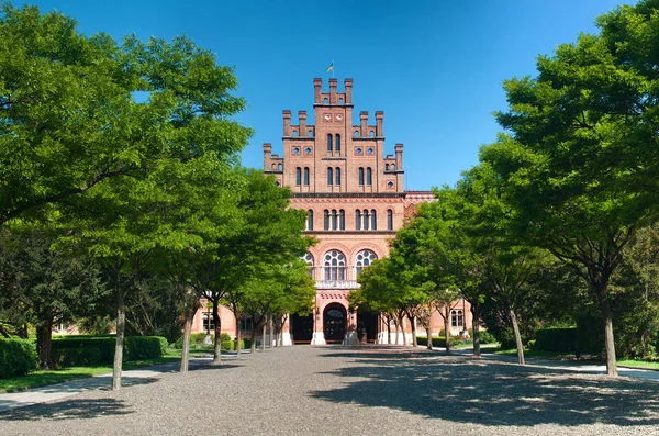 Fassade der Nationalen Universität Tscherniwzi — Stockfoto