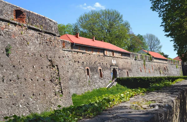 Uzhhorod kalenin yüksek taş duvarlar — Stok fotoğraf