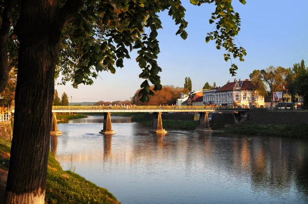 Blick auf die Hauptbrücke über den Fluss uzh — Stockfoto