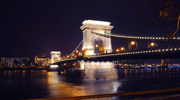 Vista sobre el iluminado Szechenyi Chain Bridge — Foto de Stock