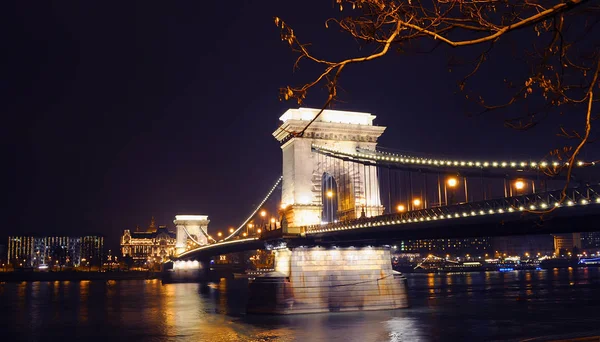 Vista sobre el iluminado Szechenyi Chain Bridge — Foto de Stock