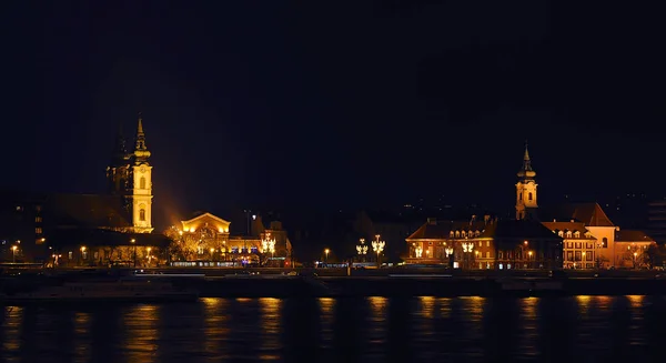 Iluminado Iglesia de Santa Ana y casas cercanas — Foto de Stock