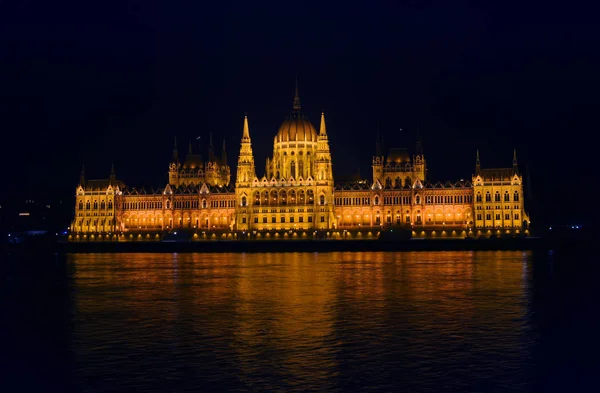 Вид на освещенный парламент Будапешта — стоковое фото