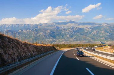 Hırvatistan'daki bir karayolu üzerinde birkaç otomobil