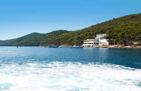 Mar azul vibrante con espuma cerca de la costa — Foto de Stock