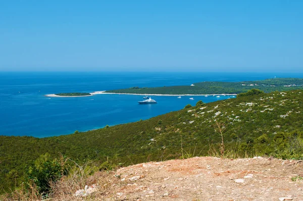 Bahía cerca de la costa de una isla — Foto de Stock