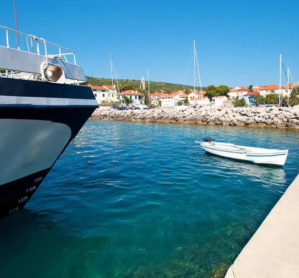 Een boot in de transparante turquoise zee — Stockfoto