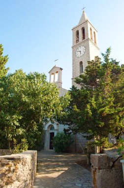 Bir beyaz taş kilise kule giriş