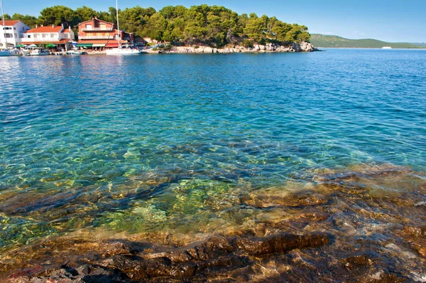 Saydam derin mavi deniz suyu, kayalık sahil 