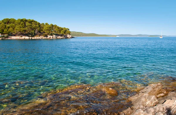 Agua de mar azul profundo transparente y costa rocosa — Foto de Stock