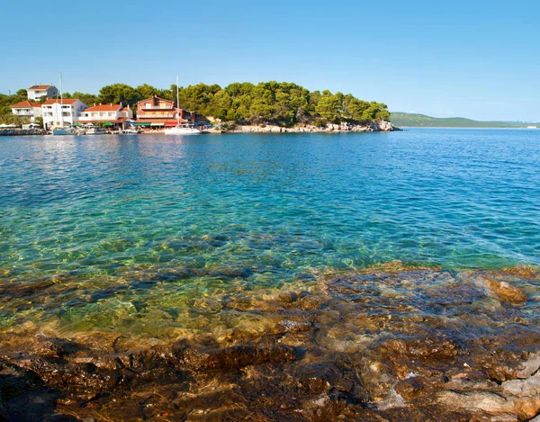 Прозора глибоководна морська вода, скелясте узбережжя — стокове фото