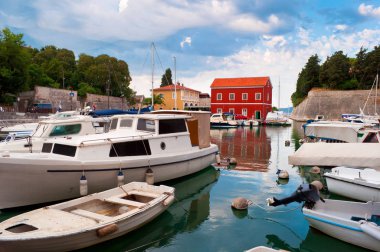 Yeşil ağaçlar arasında kırmızı ve turuncu evleri