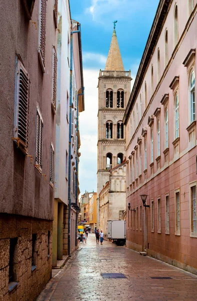 Rahat ve boş dar sokak arasında iki pinky taş ev