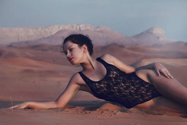 Sexy model na písku se zavřenýma očima — Stock fotografie