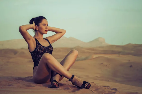 Sexy holka na poušti se západem slunce — Stock fotografie