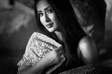 Kameraya bakarak Kızılderili kadın portresi siyah ve beyaz