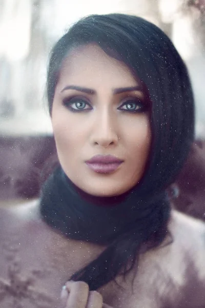 Egzotik Hint modeli gri gözleri ile portresi