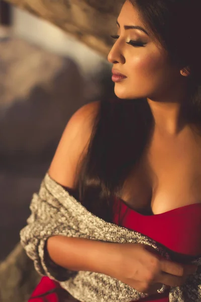 빨간 드레스에 아름 다운 인도 모델 — 스톡 사진