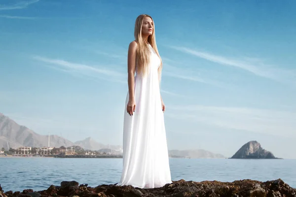 Nádherný výhled na pláž a dáma v bílých šatech — Stock fotografie