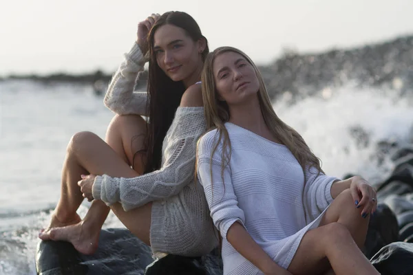 Duas meninas bonitas sentadas na praia — Fotografia de Stock