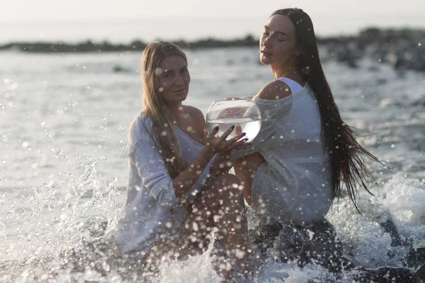 Sahilde oturan iki güzel kızlar