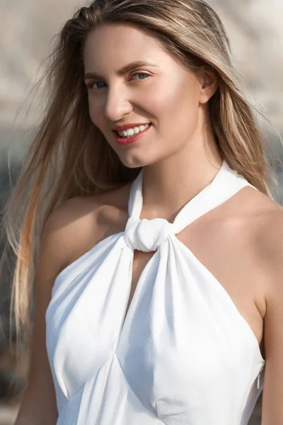 güzel kız portre yaz sahilde