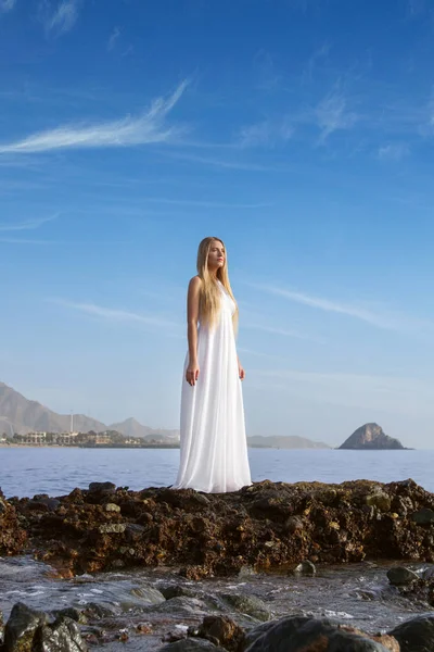 Nádherný výhled na pláž a dáma v bílých šatech — Stock fotografie